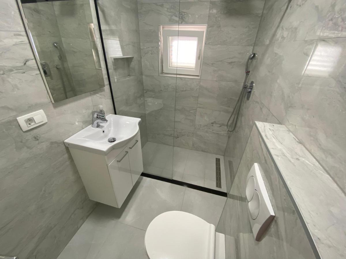 Emanuela 2 Apartment Novalja Luaran gambar